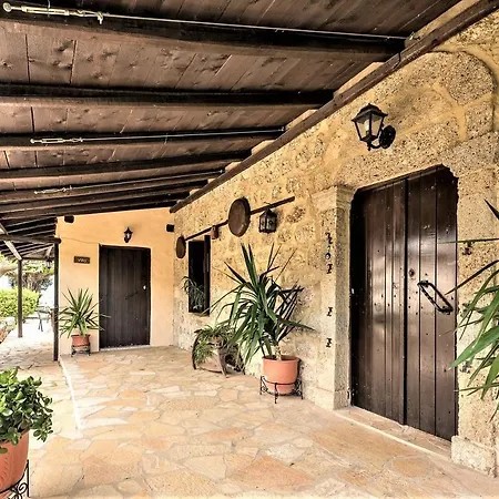 בית נופש Ampelos Estate